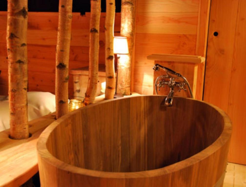 Cabane Lodge Domaine Du Lac Chambon Murol Eksteriør billede